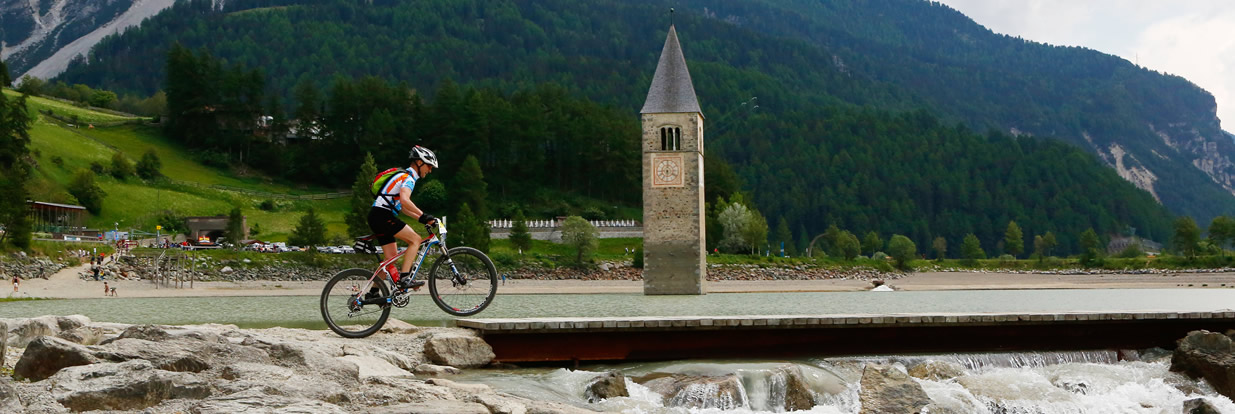 Mountainbike im Vinschgau - hier direkt am Kirchturm im Reschensee