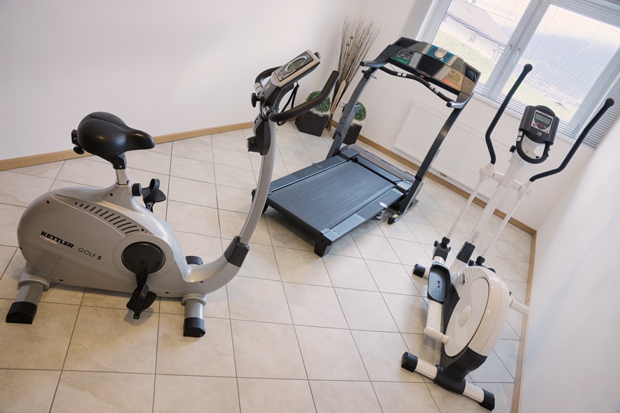Fitnessraum mit mehreren Geräten in der Residence Danila