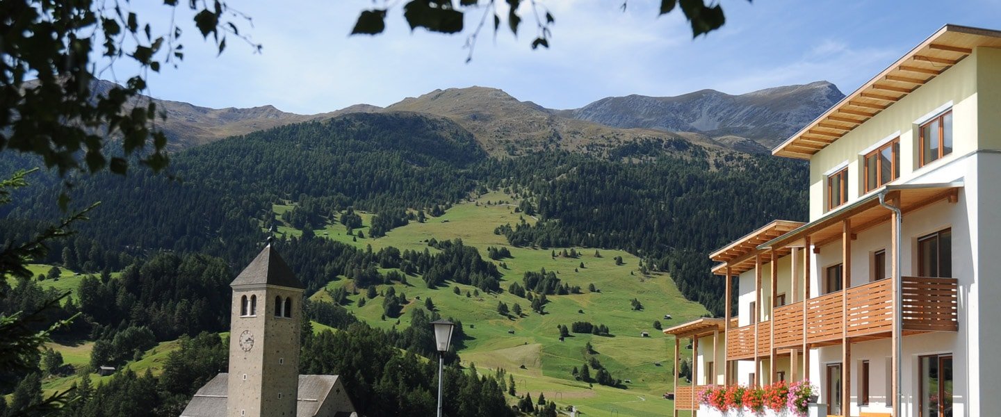 Blick auf Kirchturm und Berge von den Apartments in Reschen